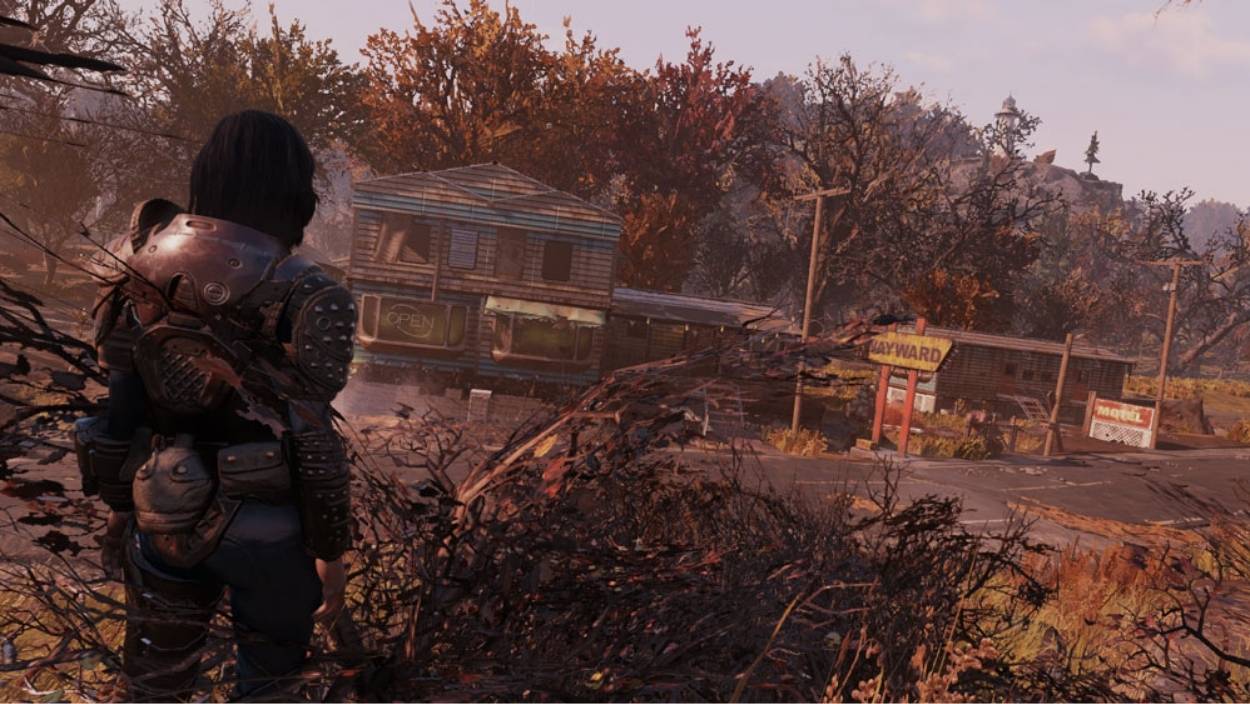 Obraz przedstawia widok z perspektywy postaci, patrzącej na opuszczony i zniszczony motelu w postapokaliptycznym krajobrazie.

Na pierwszym planie, z lewej strony, widać tył postaci ubranej w postrzępiony strój, z plecakiem i elementami zbroi, co sugeruje, że jest to grywalna postać w grze typu survival. Przed postacią, na ziemi, leżą suche gałęzie i zarośla.

Centralnym punktem obrazu jest zrujnowany motel, składający się z kilku połączonych budynków. Główny budynek po lewej stronie ma uszkodzone ściany i okna, a nad nim wisi znak "OPEN". Na prawo od niego znajduje się niższy budynek z napisem "WAYWARD" i czerwoną skrzynką pocztową. Dalej, po prawej stronie, widać duży, zardzewiały neonowy znak "MOTEL". Cały teren przed motelem jest zniszczony, z popękanym asfaltem i opuszczonymi samochodami.

Tło stanowią drzewa o liściach w odcieniach brązu, pomarańczy i czerwieni, co wskazuje na jesienną porę roku. Niebo jest jasne, z widocznymi lekkimi chmurami. Ogólny nastrój sceny jest melancholijny i opuszczony.