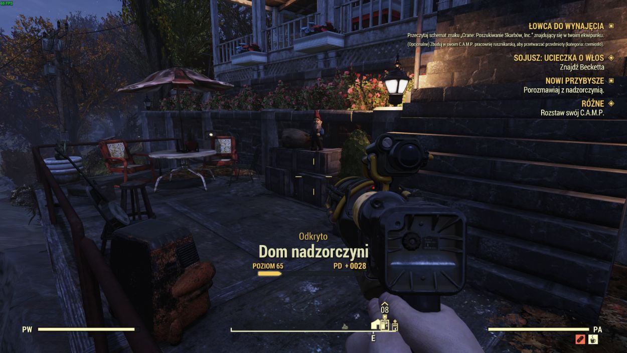 
Obraz przedstawia perspektywę pierwszej osoby z gry wideo, prawdopodobnie Fallout 76, ukazującą postać trzymającą futurystyczną broń i patrzącą na budynek oraz jego otoczenie.

Na pierwszym planie widać rękę postaci trzymającą dużą, ciemną broń z elementami żółtymi i czerwonymi. W dolnej części ekranu widoczne są elementy interfejsu gry, takie jak paski zdrowia i amunicji.

Centralnym punktem obrazu jest duży, ładny dom z jasnymi ścianami, przypominający tradycyjny amerykański dom z gankiem i balkonami. Przed domem znajduje się brukowana ścieżka i kamienne mury, a także zadbany ogród z czerwonymi kwiatami. Na podwórku stoją ogrodowe meble pod parasolem.

Nad domem, w górnej części ekranu, widoczne są elementy interfejsu gry informujące o odkryciu lokacji "Dom nadzorczyni" z poziomem "POZIOM 65" i zdobytymi punktami "PD + 0028". Po prawej stronie ekranu wyświetla się lista zadań, m.in. "Łowca do wynajęcia", "SOJUSZ: UCIEKA Z WŁOS" i "NOWI PRZYBYSZE".

Tło stanowi zalesiony teren z drzewami o liściach w różnych odcieniach zieleni i brązu. Ogólny nastrój sceny jest spokojny, pomimo postapokaliptycznego kontekstu gry, z elementami świadczącymi o próbie odbudowy.