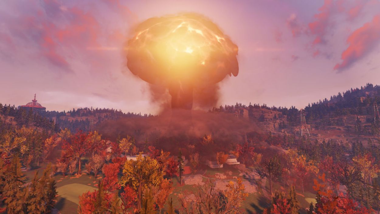 
Obraz przedstawia moment ogromnej eksplozji, przypominającej grzyb atomowy, unoszącej się nad zalesionym krajobrazem, prawdopodobnie podczas zachodu słońca lub wczesnego poranka.

W centrum obrazu dominuje jasna, pomarańczowo-żółta kula ognia i dymu, tworząca charakterystyczny kształt grzyba atomowego. Dolna część eksplozji otoczona jest gęstą, ciemnoszarą chmurą pyłu i dymu, która rozprzestrzenia się poziomo nad terenem.

Poniżej eksplozji rozciąga się pagórkowaty krajobraz, porośnięty gęstymi lasami. Wiele drzew ma liście w odcieniach pomarańczy, czerwieni i żółci, co sugeruje porę jesienną. Wśród drzew widać pojedyncze, białe budynki lub struktury. W tle, po prawej stronie, widać wzniesienia z sylwetkami drzew. Po lewej stronie, w oddali, można dostrzec kopułę budynku. Niebo jest częściowo zachmurzone, w odcieniach różu, pomarańczy i fioletu, co potęguje dramatyczny charakter sceny.