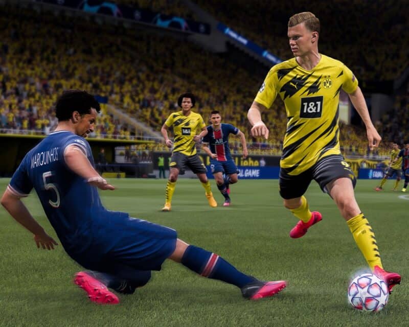 Fifa 21 – screen z gry, dwaj piłkarze