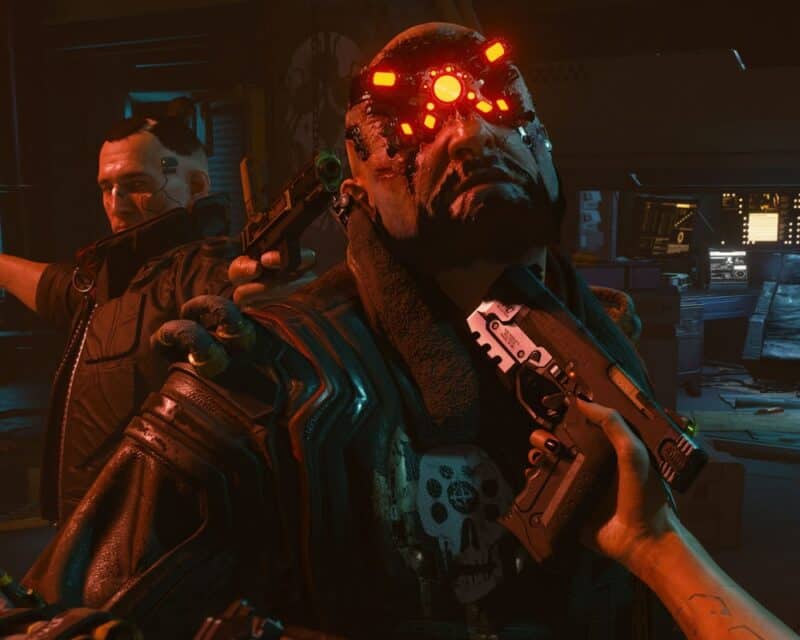 Mężczyzna z pistoletem przy twarzy