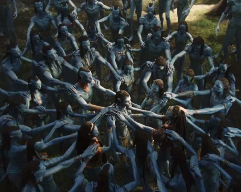 Avatar: jedna postać w centrum, pozostałe łapią się kolejno za ramiona