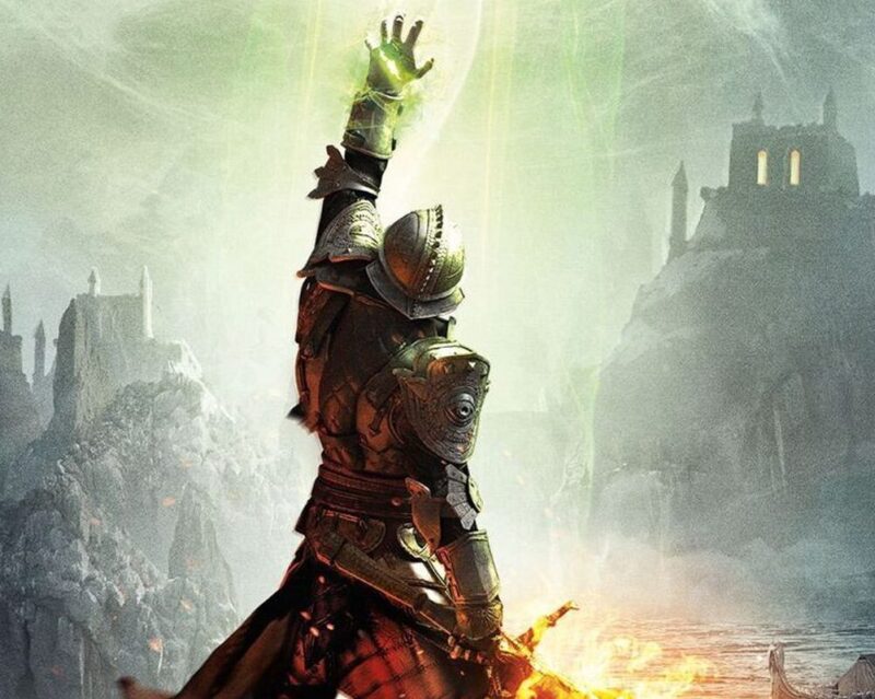 grafika przestawia postać ubraną w średnią zbroję i metalowy hełm, stoi tyłem i unosi lewą dłoń, pokrytą zieloną aurą, do góry, w tle zamglony krajobraz i budynki na wzgórzach