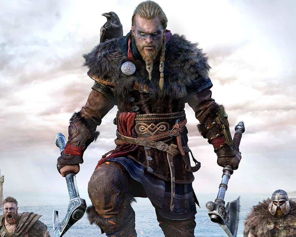 Postać z gry Assassin's Creed Valhalla, Eivor. Na obrazku widnieje wiking, mężczyzna, który ma blond włosy i brodę oraz niebieski tatuaż na twarzy. Ma futrzane naramienniki oraz ozdobny strój przepleciony pasem. Ma rękawice na dłoniach i trzyma w nich topory. Na jego ramieniu siedzi kruk. Widać, że kroczy do walki. Za nim widzimy dwóch wikingów, którzy również idą ku polu bitwy.