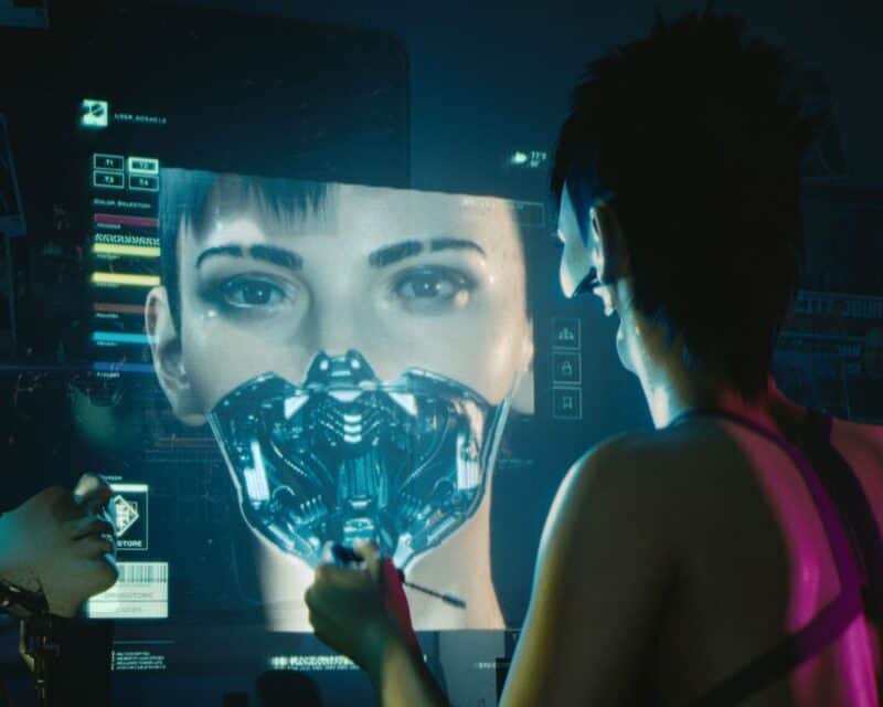 Kobieta patrzy na odbicie swojej twarzy, wszczepiając w nią modyfikacje