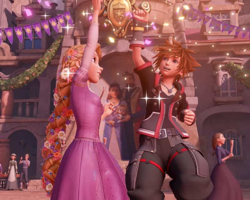 Screen z gry Kingdom Hearts III - postać z bajki Zaplątani przybija piątkę z protagonistą z gry