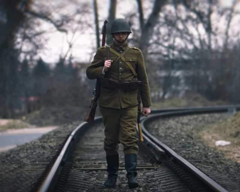 żołnierz idący po torach screen teledysk Land of War the Beginning