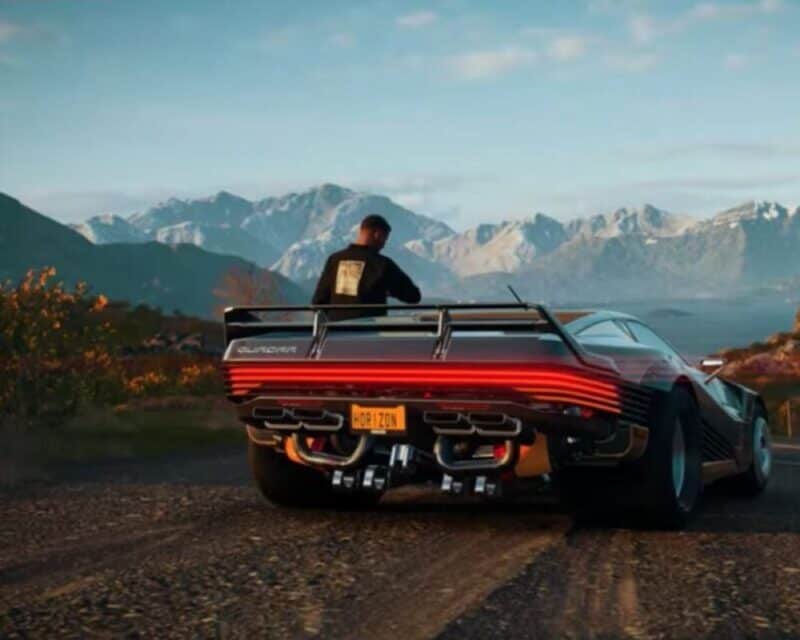 Cyberpunk 2077 będzie miał multiplayer? Screen z gry – Postać opiera się o czerwone auto