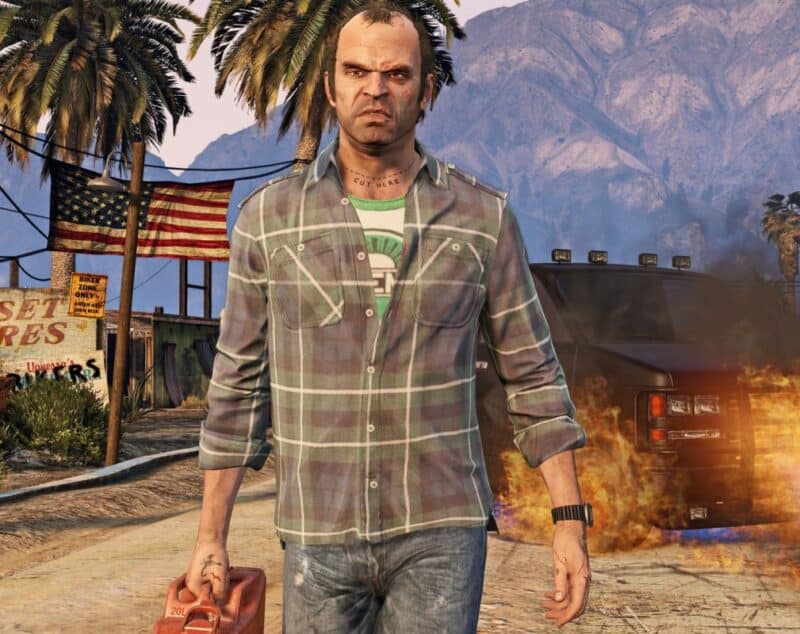 GTA V wraca do Xbox Game Pass - screen z gry, Trevor idzie z kanistrem, własnie coś podpalił