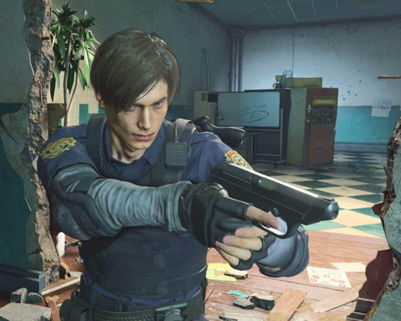 Screen z gry Resident Evil Re:Verse - mężczyzna w uniformie mierzy z pistolet, za nim zburzona ściana odsłania korytarz wyłożony niebiesko-białymi kafelkami.