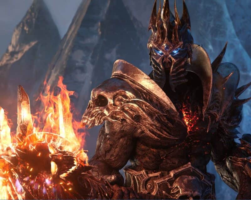 Postać z gry od studia Blizzard, postać z gry World of Warcraft w hełmie, ze świecącymi na niebiesko oczami i płomieniem w rogu obrazka