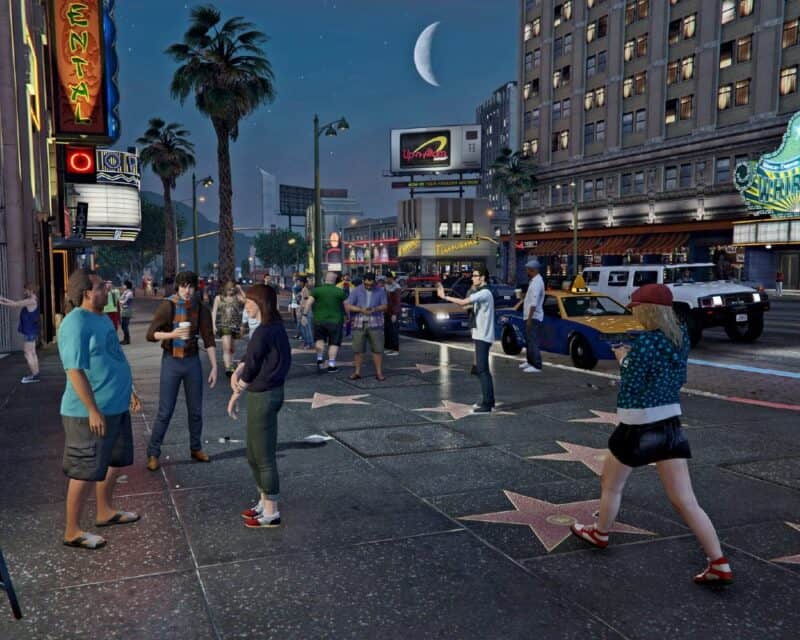 Screen z gry - ludzie na ulicy, aleja gwiazd - GTA Online ogłosiło brak wsparcia PlayStation 3 i Xbox 360