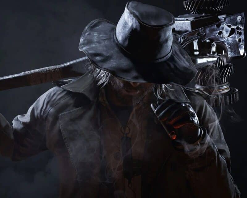 Nowy dodatek Resident Evil: Village, na grafice widzimy mężczyznę w kapeluszu z rondem, z młotem na ramionach, głową pochyloną do przodu, tło jest ciemne, postać również stoi w ciemności