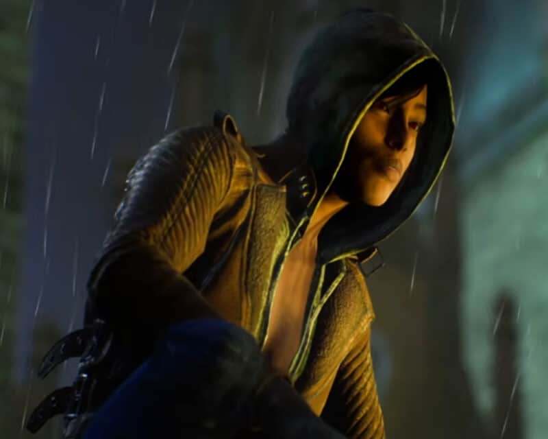 Rozgrywka Vampire The Masquerade - Bloodhunt zakapturzona kobieta przygląda się polu bitwy. Krople deszczu spływają jej z ubrania.