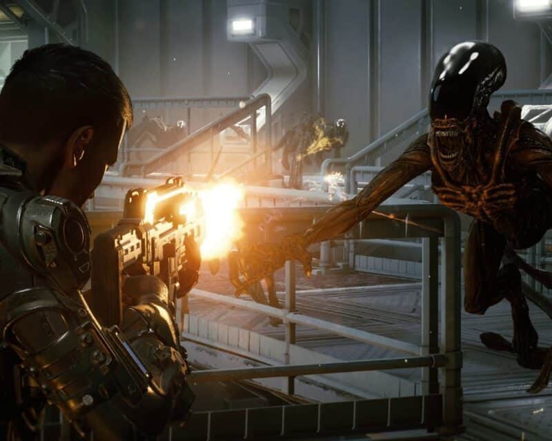 Członek jednostki specjalnej broni się w miejscu opanowanym przez ksenomorfy.