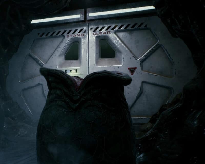 Rozgrywka z misji Aliens: Fireteam Elite - na obrazku cięzkie metalowe wrota blokują dostęp do następnego pomieszczenia. Na pierwszym planie znajduje się jajo złożene przez Obcego.