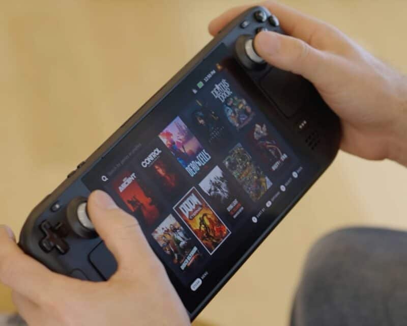 Steam Deck – szczegóły – zdjęcie poglądowe na ręce trzymające konsolę