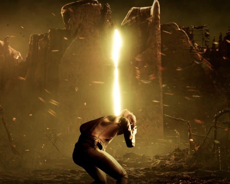 The Medium - screen, skulona postać i snop światła, premiera PlayStation 5