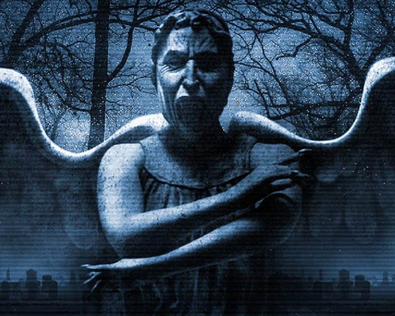 Doctor Who: The Lonely Assassins – recenzja. Obrazek przedstawia posąg anioła, który szczerzy kły w złowieszczym grymasie.