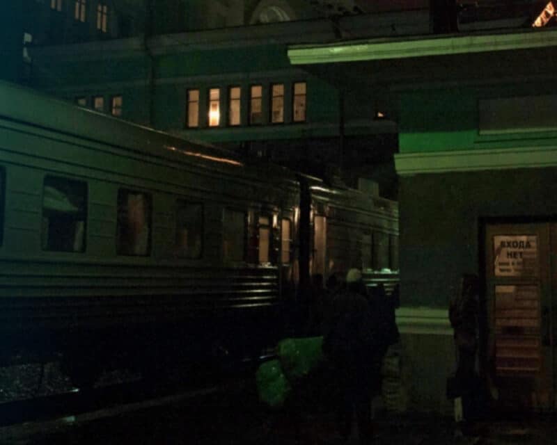 Wanderlust: Transsiberian za darmo - obrazek przedstawia pociąg na stacji czekający na odjazd, jest późny wieczór.