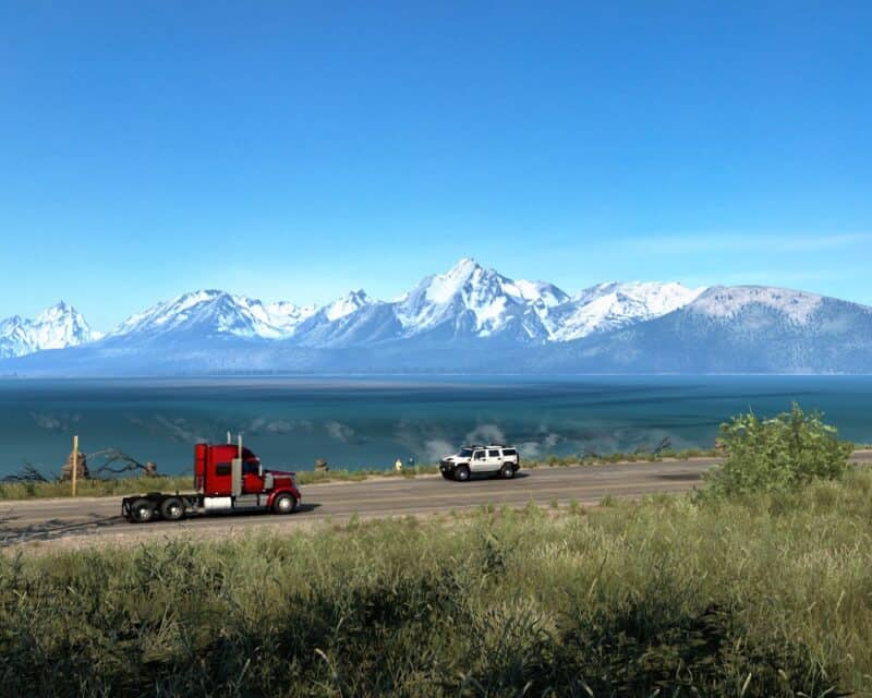American Truck Simulator Wyoming dodatek premiera – screen z dodatku, w tle ośnieżone szczyty, ulica, truck