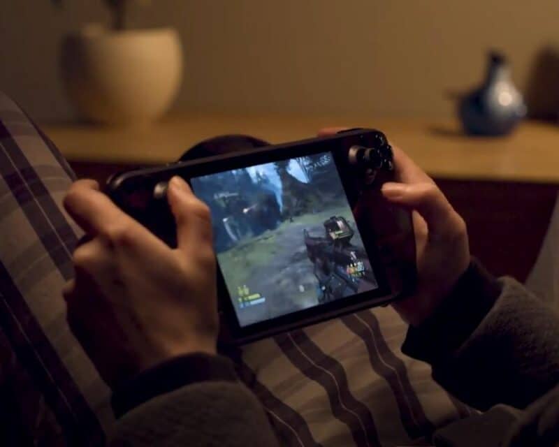 Steam Deck i ręce osoby grającej na nim, Cyberpunk 2077 problemy Steam Deck