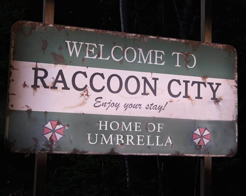 Ekranizacja Resident Evil, tablica miasta Raccoon City
