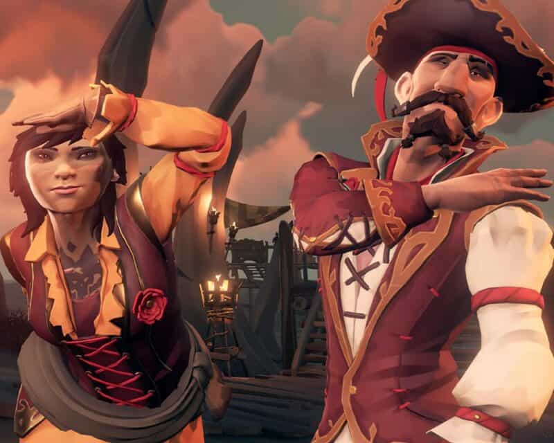Screen z gry Sea of Thieves, piratka wypatruje czegoś na horyzoncie a pirat strzepuje coś z rękawa, Sea of Thieves sezon czwarty