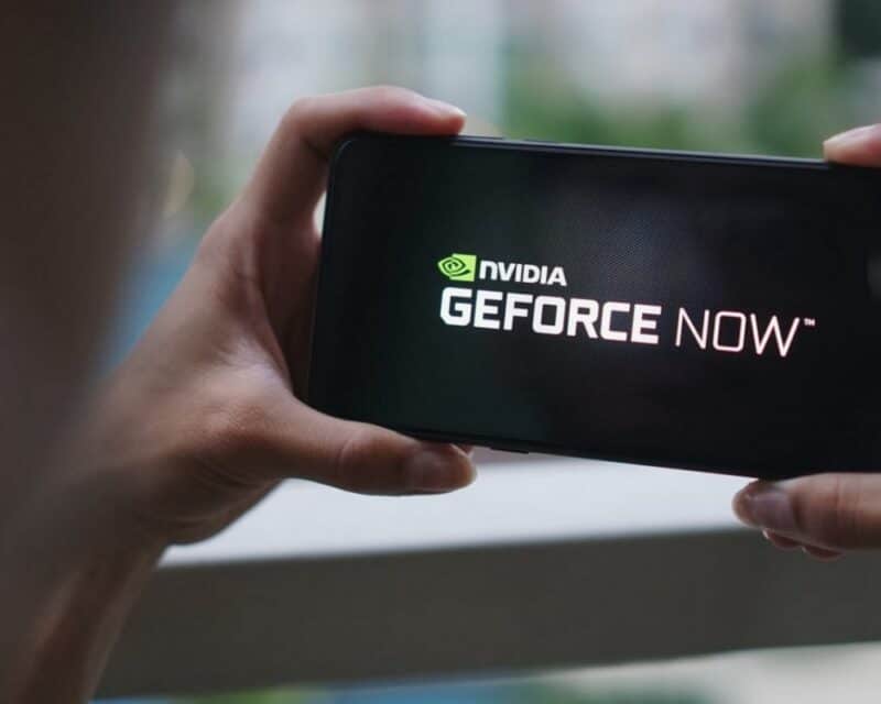 Telefon, na ekranie napis GeForce Now, Wyciek GeForce Now Ubisoft