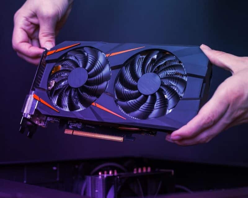 karty graficzne w neonowym świetle kontra hakerzy