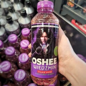 wiedźmińskie energetyki oshee, na obrazku butelka z grafiką przedstawiającą czarnowłosą czarodziejkę Yennefer