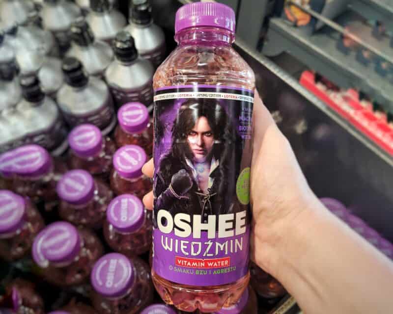 wiedźmińskie energetyki oshee, na obrazku butelka z grafiką przedstawiającą czarnowłosą czarodziejkę Yennefer