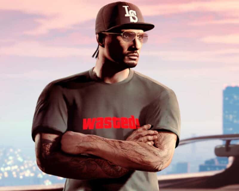 GTA: The Trilogy na pierwszym zwiastunie. Grafika przedstawia mężczyznę w czapce z daszkiem, w tle znajduje się odległa panorama miasta.