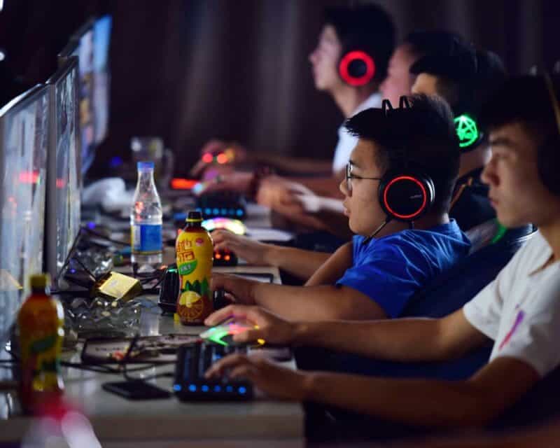 zdjęcie przedstawiające pięciu Azjatów grających obok siebie na komputerach, chiny ostre ograniczenia dla graczy