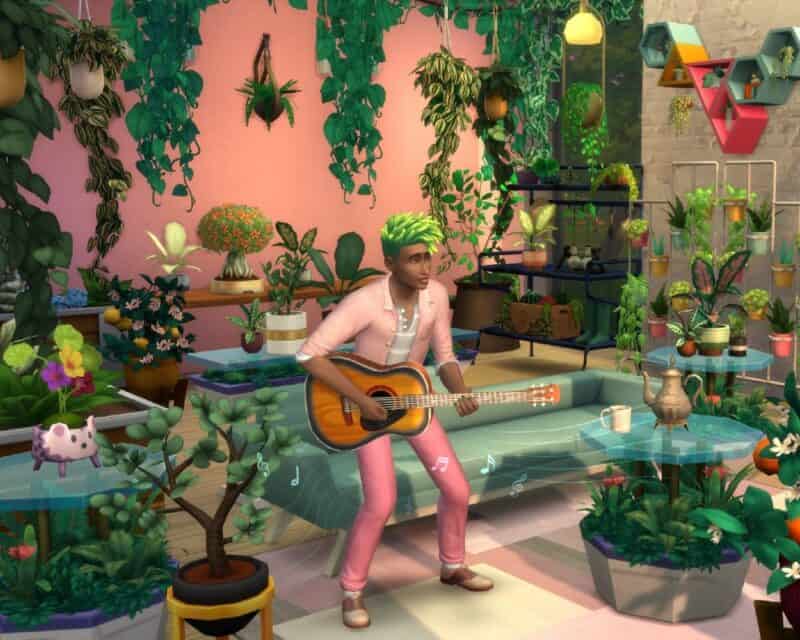 kolekcja kwitnący pokój do the sims 4, która na obrazku przedstawia mężczyznę z zielonymi włosami i w różowej koszuli i spodniach z gitarą, a wokół niebo mnóstwo roślin różnej maści na podłodze, stolikach i ścianach