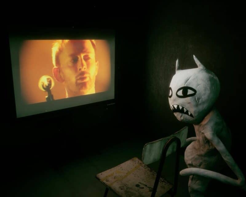 Kid A Mnesia Exhibition czyli gra i wystawa w jednym – powiązana z zespołem Radiohead. Na telewizorze Thom Yorke z mikrofonem, przed telewizorem stwór