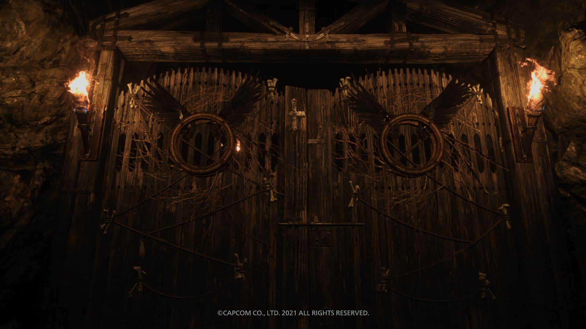 Brama z dziwnymi emblematami i ptasimi piórami