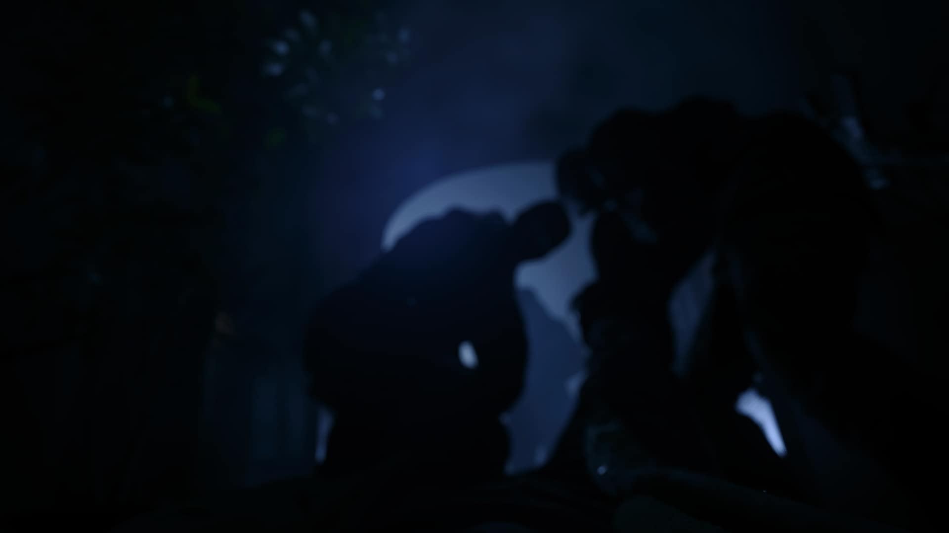 Resident Evil Village, Ethan leży na podłodze i traci przytomność, pochylają się nad nim tajemnicze postaci