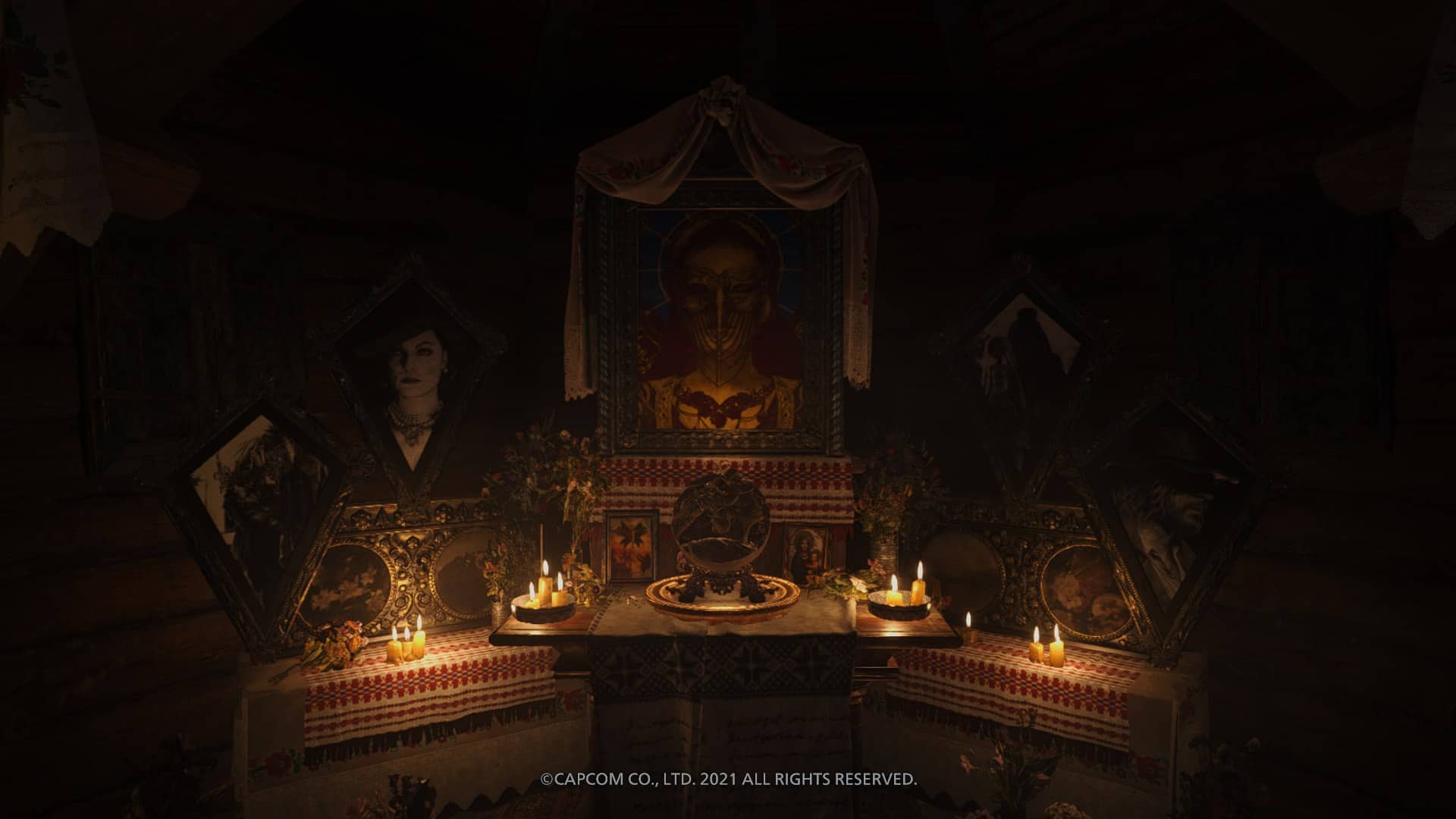 Resident Evil Village, ramki ze zdjęciami stojące na tajemniczym ołtarzyku