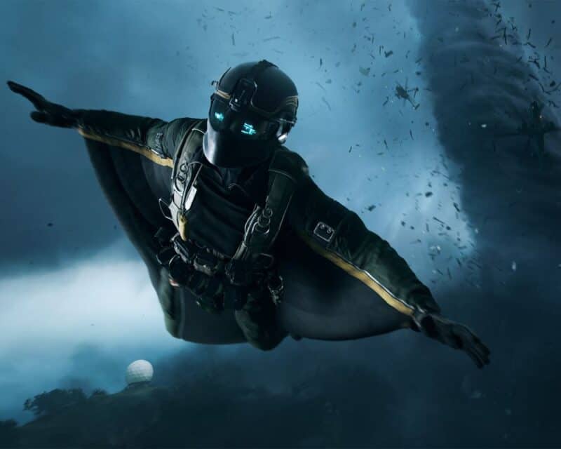 Grafika promująca grę Battlefield 2042, agent specjalny szybuje w swoim kostiumie, w tle tornado zbierające wszystko na swojej drodze, Battlefield 2042 cheaty nie działają
