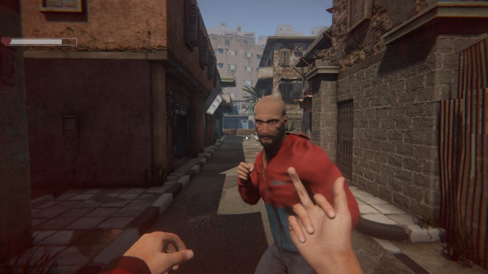 Screen z gry Internet Cafe Simulator 2 – postać gracza pokazuje faka łysej postaci (być może gangsterowi) – FPP