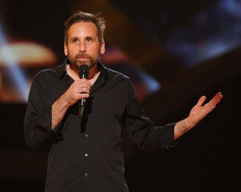 Zdjęcie (źródło: Getty Images/Kevin Winter) przedstawiające Kena Levine przemawiającego przed publicznością, Ken Levine nowa gra