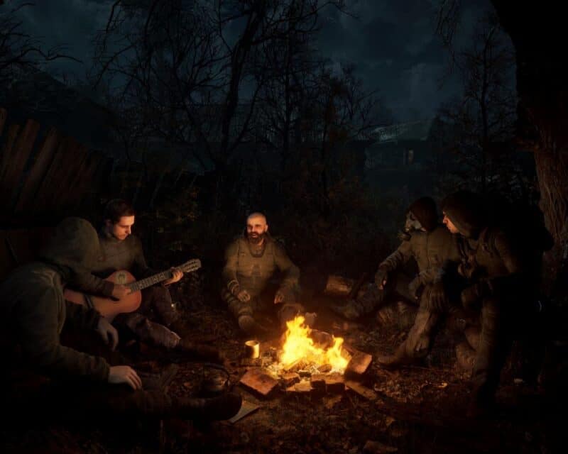 Screen z gry STALKER 2, pięciu mężczyzn siedzących przy ognisku i rozmawiających, dwóch siedzi lewym bokiem, dwóch prawym bokiem, jeden prawie idealnie naprzeciw kamery, jeden gra na gitarze, jeden ma maskę na twarzy, STALKER 2 opóźniony
