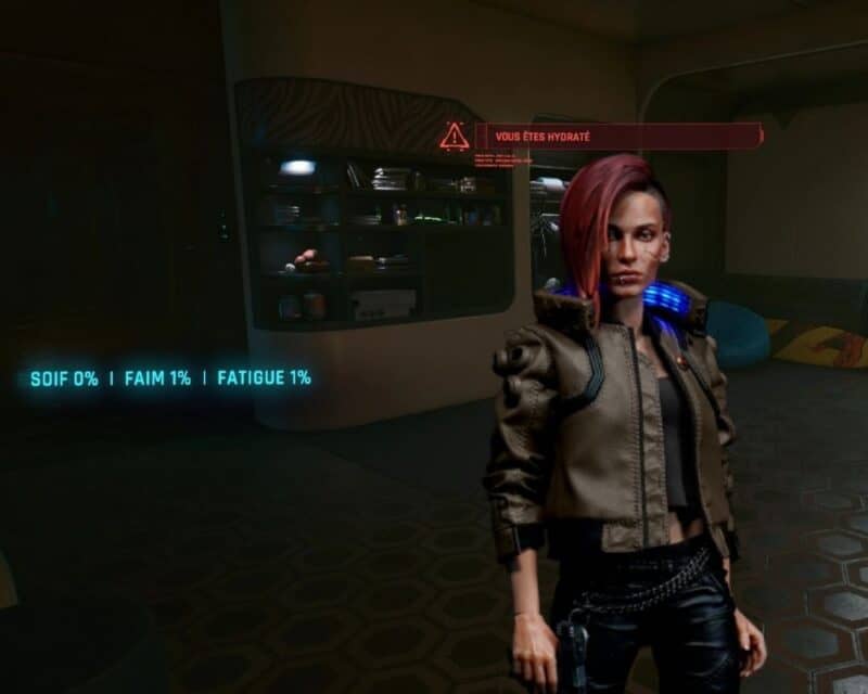 Cyberpunk 2077, na pierwszym planie żeńska V, w tle ciemne pomieszczenie