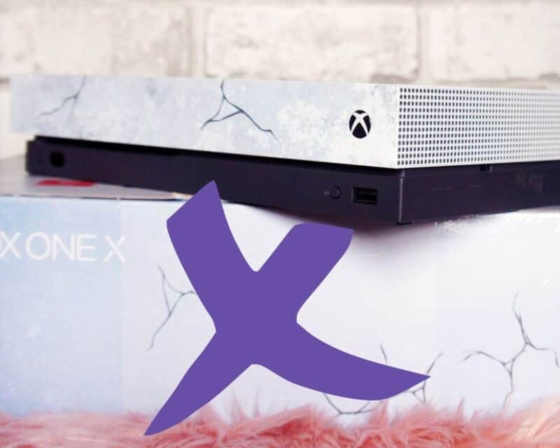 konsola Xbox One X leży na pudełku, motyw biały, mroźny