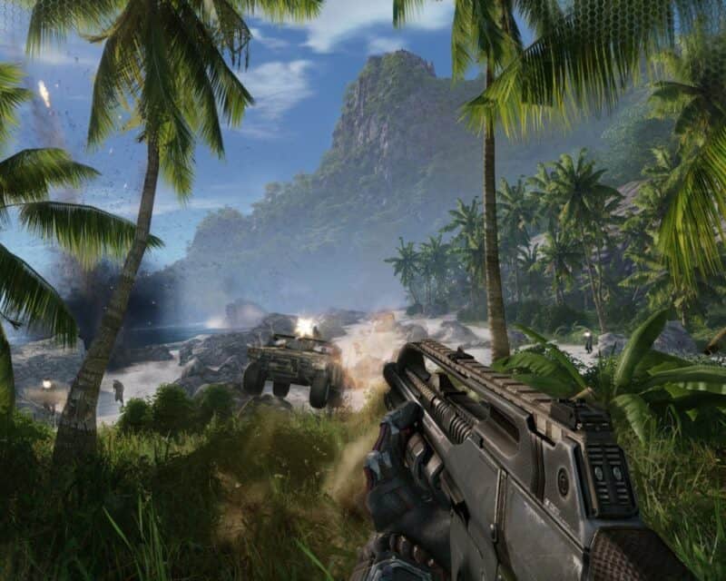 Ostatnia aktualizacja do Crysis Remastered – screen z gry, FPP, plaża, palmy, strzelanie, broń