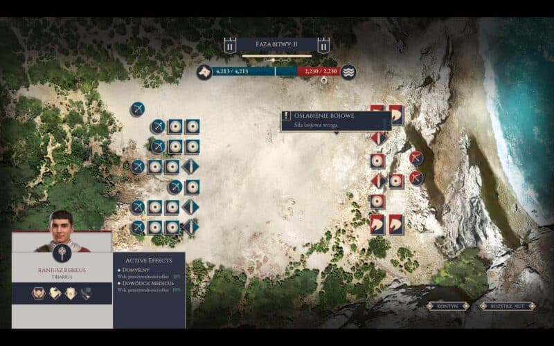 dwuwymiarowy ekran bitwy, po lewej nasze wojska, po prawej wróg. W lewym dolnym rogu wybrany przez nas centurion, nad polem bitwy pasek sił i faza bitwy, w której akurat jesteśmy