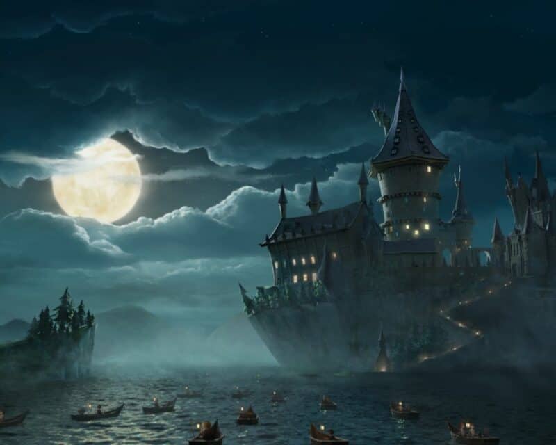 grafika promująca grę Harry Potter: Magic Awakened, noc, zachmurzone niebo, pełna księżyca, po prawej Hogward, poniżej liczne łódki płynące w kierunku księżyca, Harry Potter Magic Awakened zapowiedź gry