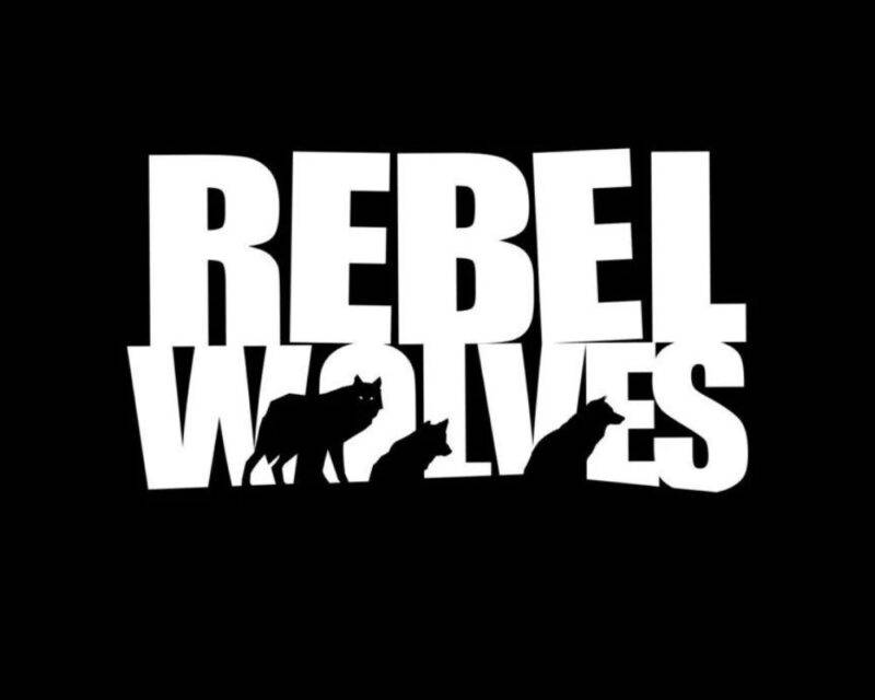 biały napis Rebel Wolves na czarnym tle, w napisie schowane czarne sylwetki wilków