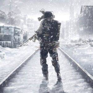 Na ilustracji, promującej grę Metro Exodus widzimy postapokaliptyczną, zimową scenerię. W centrum stoi samotna postać odwrócona plecami do widza. Ubrana jest w ciężki, zimowy strój ochronny, z plecakiem i maską gazową na głowie, co sugeruje skażone lub niebezpieczne środowisko. W rękach trzyma broń, gotowa na ewentualne zagrożenie. Postać stoi na torach kolejowych, które prowadzą w głąb zrujnowanego miasta. Po obu stronach widać opuszczone, częściowo zniszczone budynki oraz zasypane śniegiem i lodem pojazdy. Na ulicach leżą ciała. Całą scenę spowija intensywna śnieżyca – wiatr unosi płatki śniegu, ograniczając widoczność i nadając obrazowi surowy, chłodny klimat. Jasne, rozproszone światło w tle tworzy kontrast z ciemniejszą sylwetką bohatera.